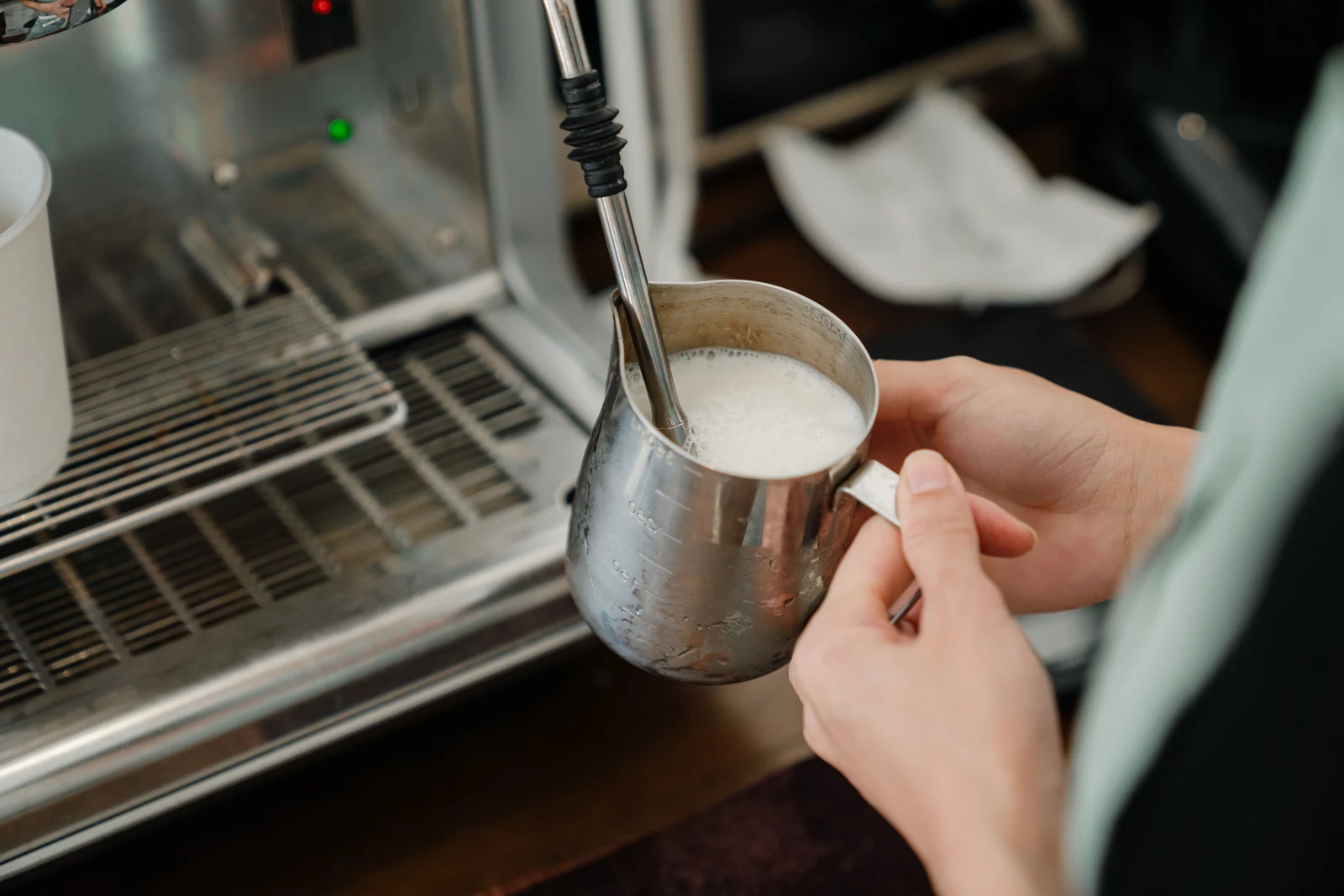 Steam wand texturing milk in a stainless steel pitcher. Photo: Ketut Subiyanto / Pexels.